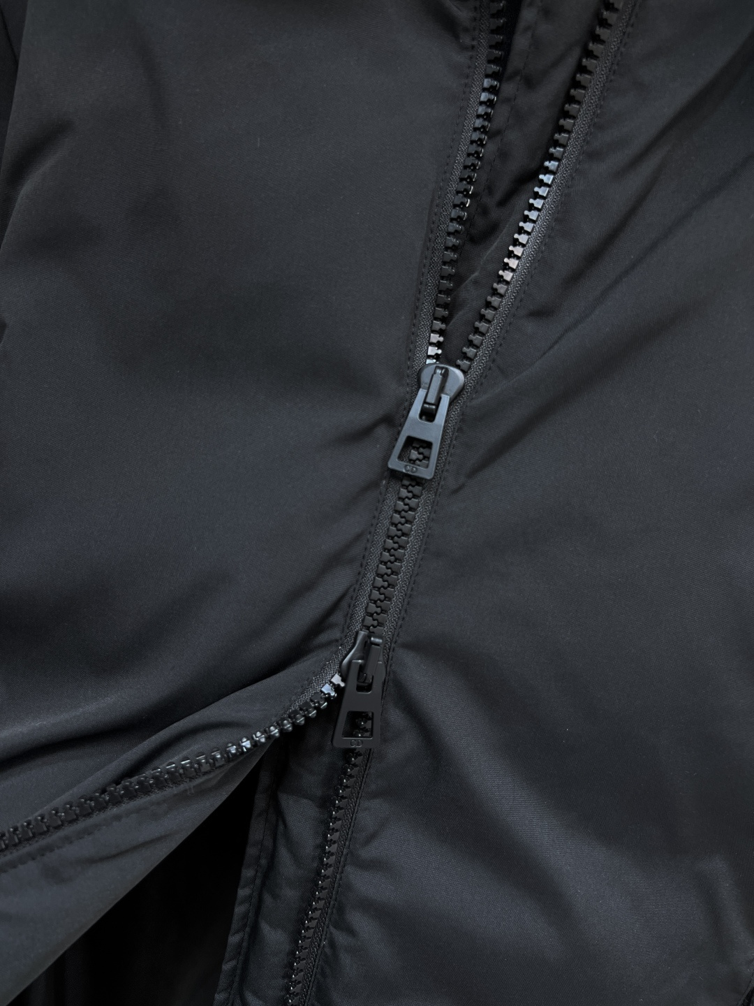 D家 25秋冬新款 logo条纹印花立领羽绒服 黑色主调+两侧白色logo条纹印花 运动感满满！高品质9