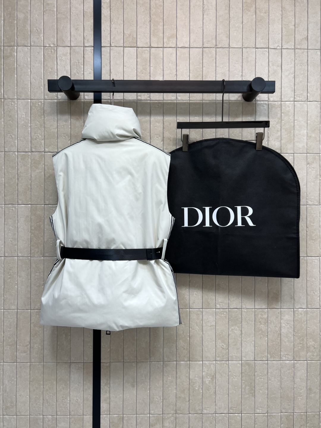 D家 25秋冬新款 滑雪限定 立领logo条纹印花马甲 两侧条纹logo印花点缀 超有辦识度 腰间科技腰