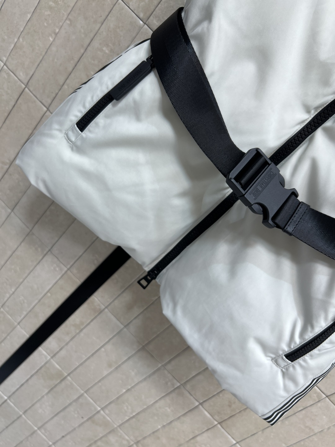 D家 25秋冬新款 滑雪限定 立领logo条纹印花马甲 两侧条纹logo印花点缀 超有辦识度 腰间科技腰