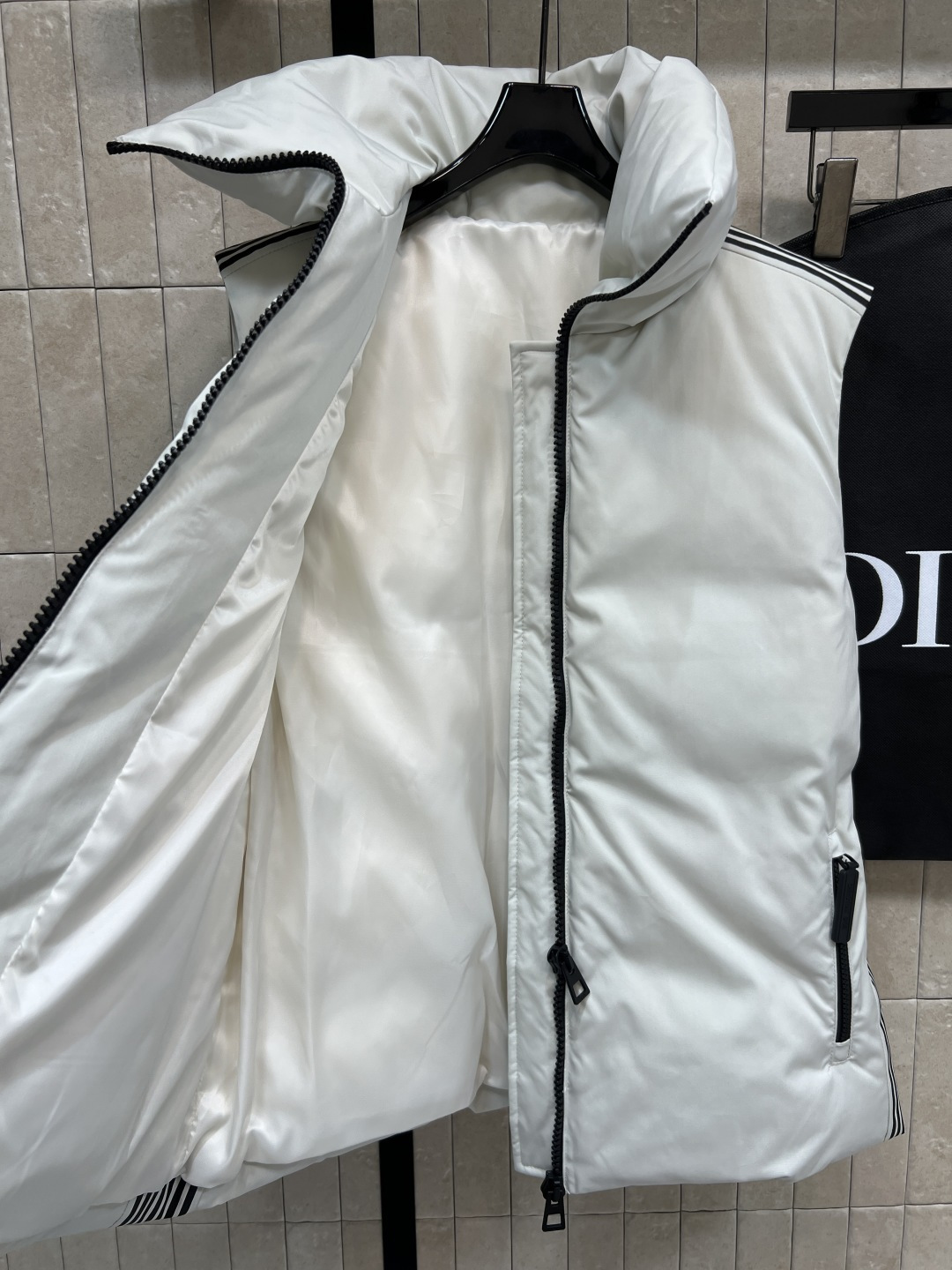 D家 25秋冬新款 滑雪限定 立领logo条纹印花马甲 两侧条纹logo印花点缀 超有辦识度 腰间科技腰