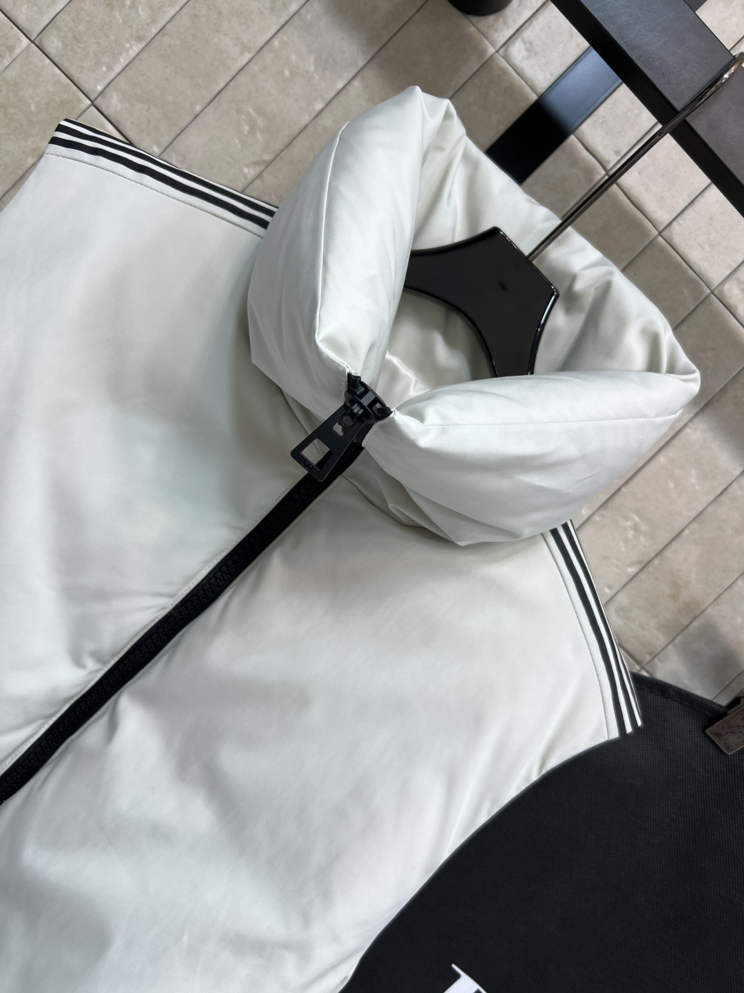 D家 25秋冬新款 滑雪限定 立领logo条纹印花马甲 两侧条纹logo印花点缀 超有辦识度 腰间科技腰