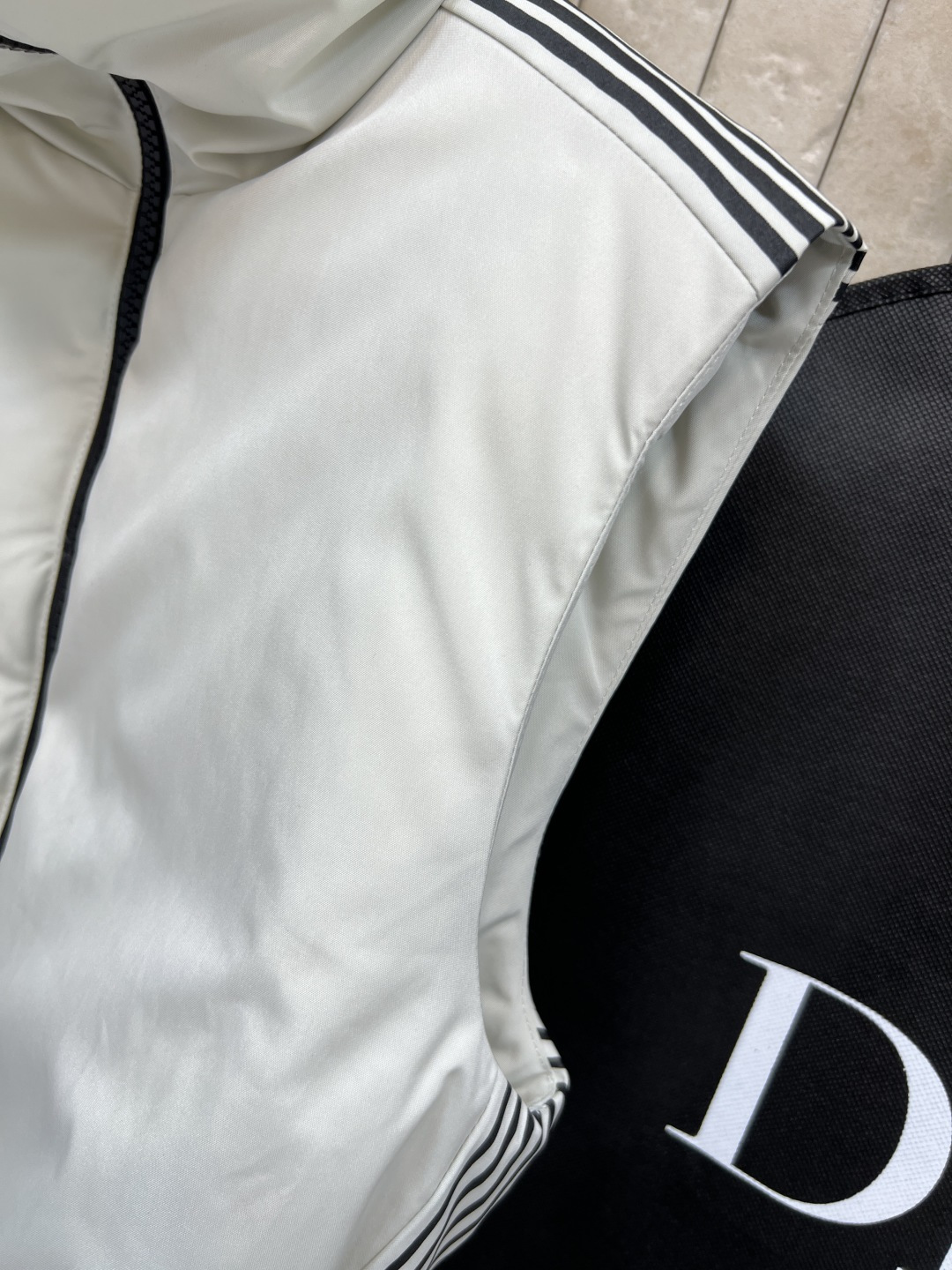 D家 25秋冬新款 滑雪限定 立领logo条纹印花马甲 两侧条纹logo印花点缀 超有辦识度 腰间科技腰