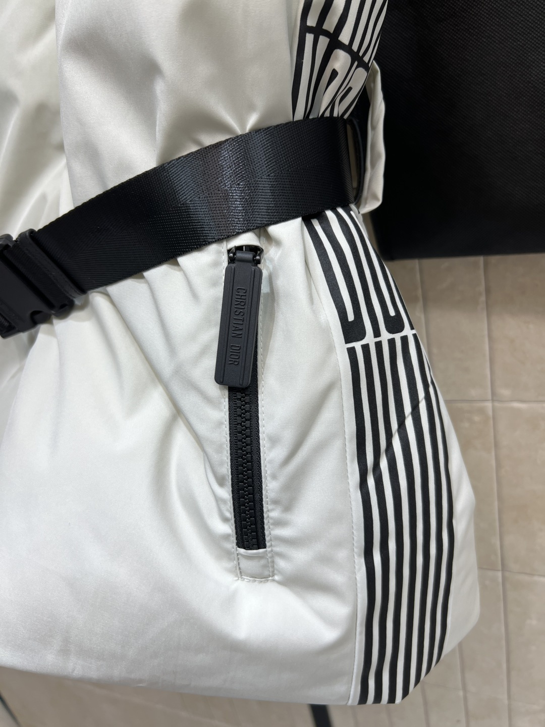 D家 25秋冬新款 滑雪限定 立领logo条纹印花马甲 两侧条纹logo印花点缀 超有辦识度 腰间科技腰