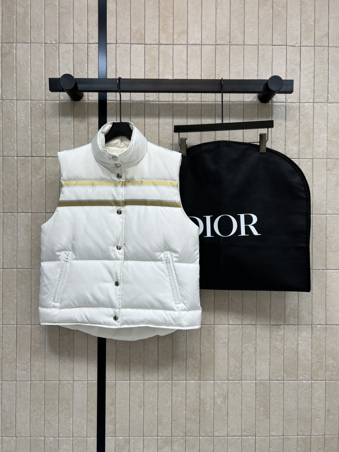 D家 25秋冬新款 金色五角星⭐️立领羽绒马甲 前面金色条纹点缀 后背金色五角星⭐️logo图案 冬日氛