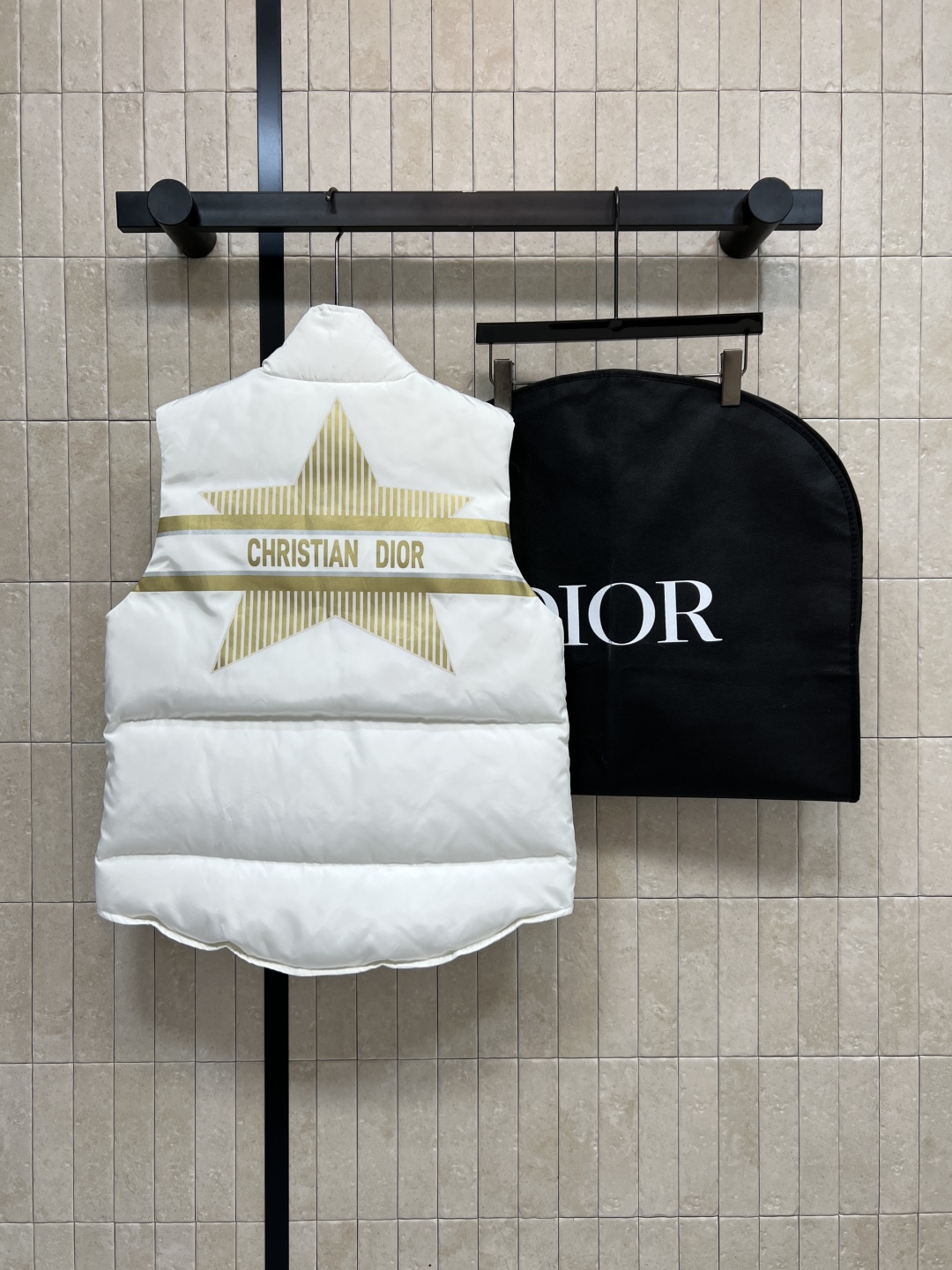 D家 25秋冬新款 金色五角星⭐️立领羽绒马甲 前面金色条纹点缀 后背金色五角星⭐️logo图案 冬日氛