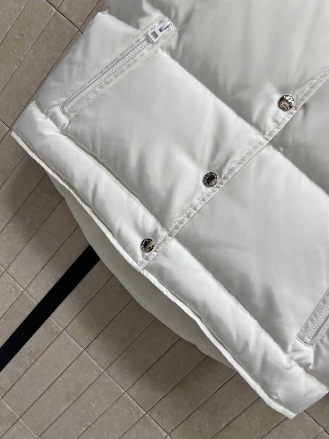 D家 25秋冬新款 金色五角星⭐️立领羽绒马甲 前面金色条纹点缀 后背金色五角星⭐️logo图案 冬日氛