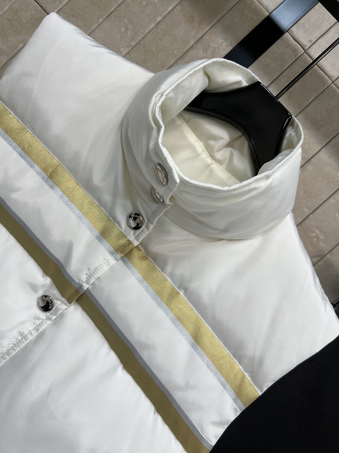 D家 25秋冬新款 金色五角星⭐️立领羽绒马甲 前面金色条纹点缀 后背金色五角星⭐️logo图案 冬日氛