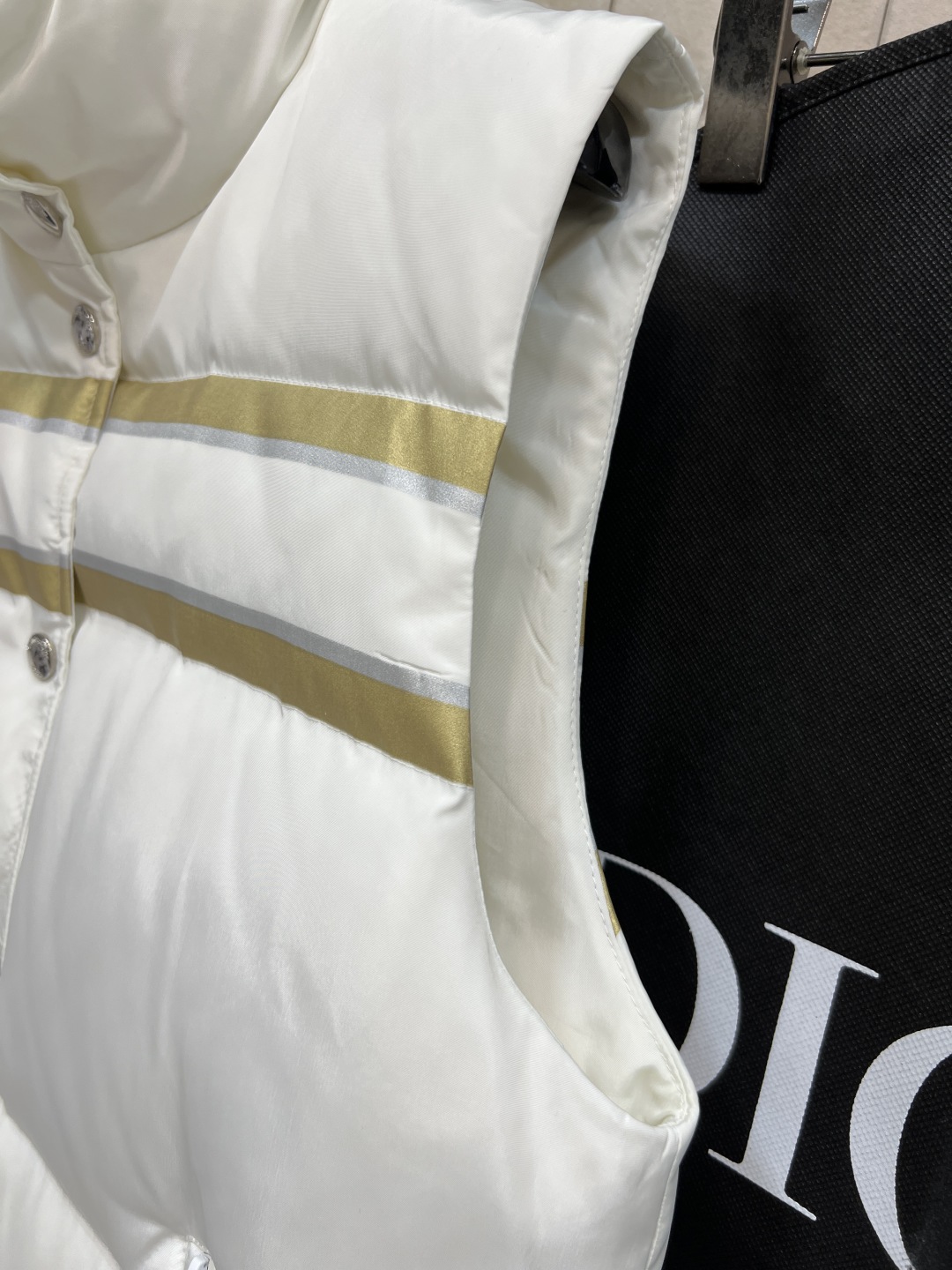 D家 25秋冬新款 金色五角星⭐️立领羽绒马甲 前面金色条纹点缀 后背金色五角星⭐️logo图案 冬日氛