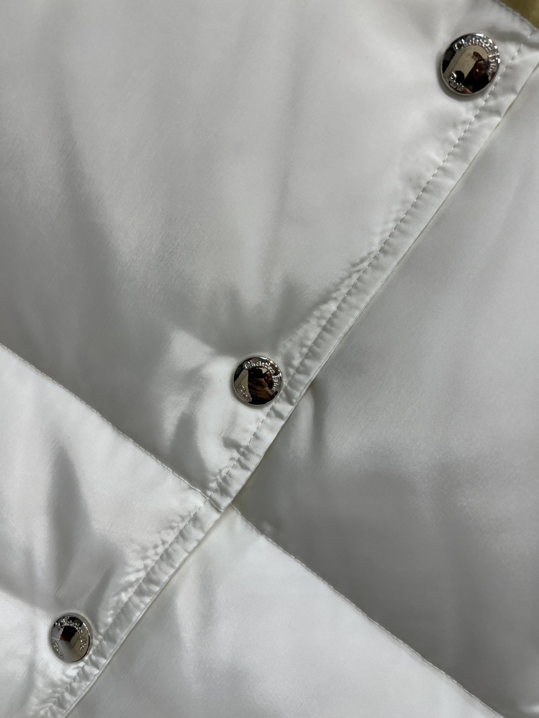 D家 25秋冬新款 金色五角星⭐️立领羽绒马甲 前面金色条纹点缀 后背金色五角星⭐️logo图案 冬日氛