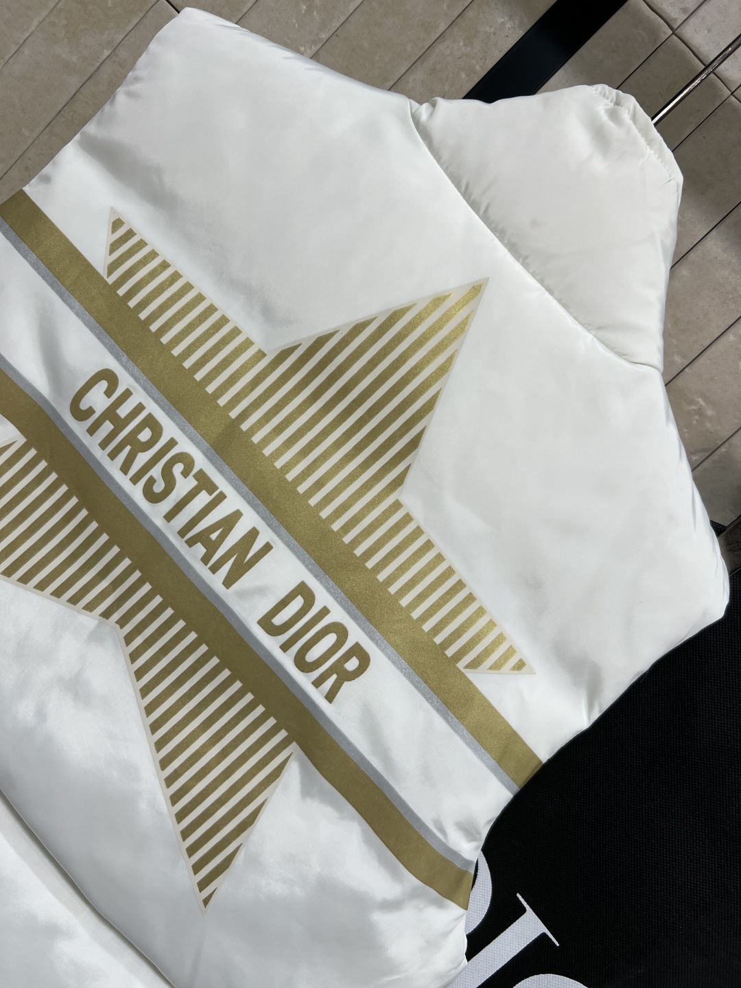 D家 25秋冬新款 金色五角星⭐️立领羽绒马甲 前面金色条纹点缀 后背金色五角星⭐️logo图案 冬日氛