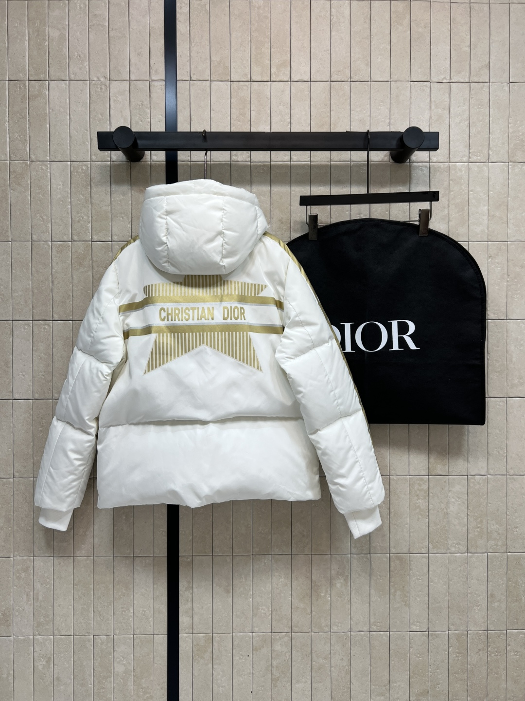 D家 25秋冬新款 金色五角星⭐️连帽立领羽绒服 前面金色条纹点缀 后背金色五角星⭐️logo图案 超有