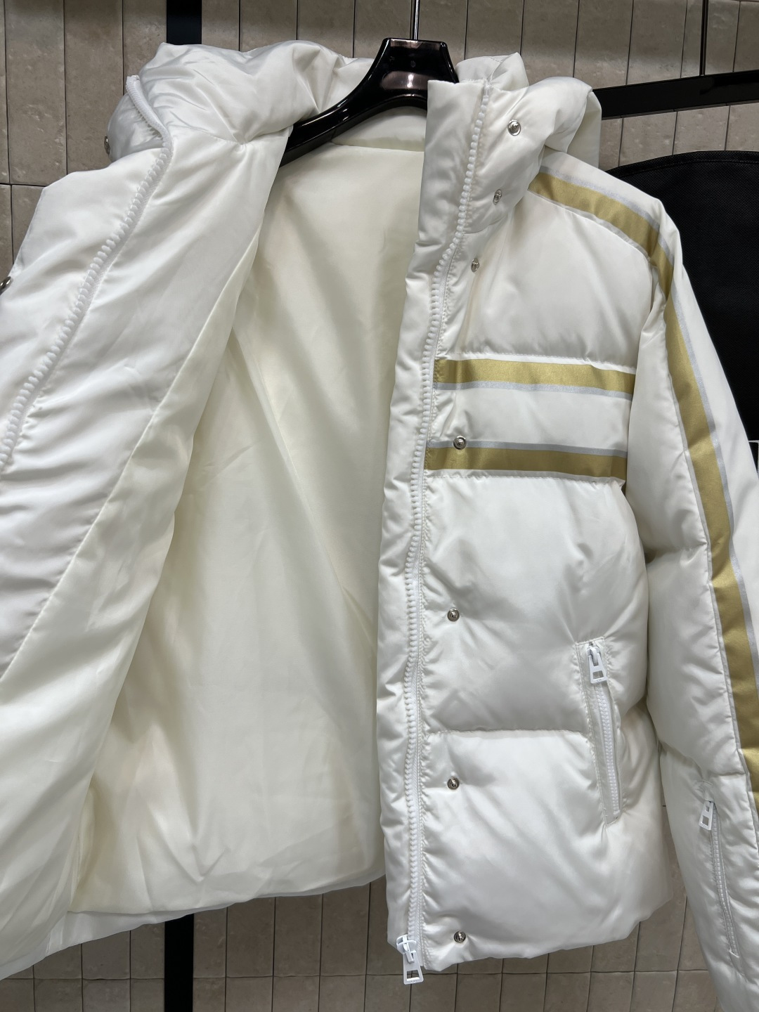 D家 25秋冬新款 金色五角星⭐️连帽立领羽绒服 前面金色条纹点缀 后背金色五角星⭐️logo图案 超有