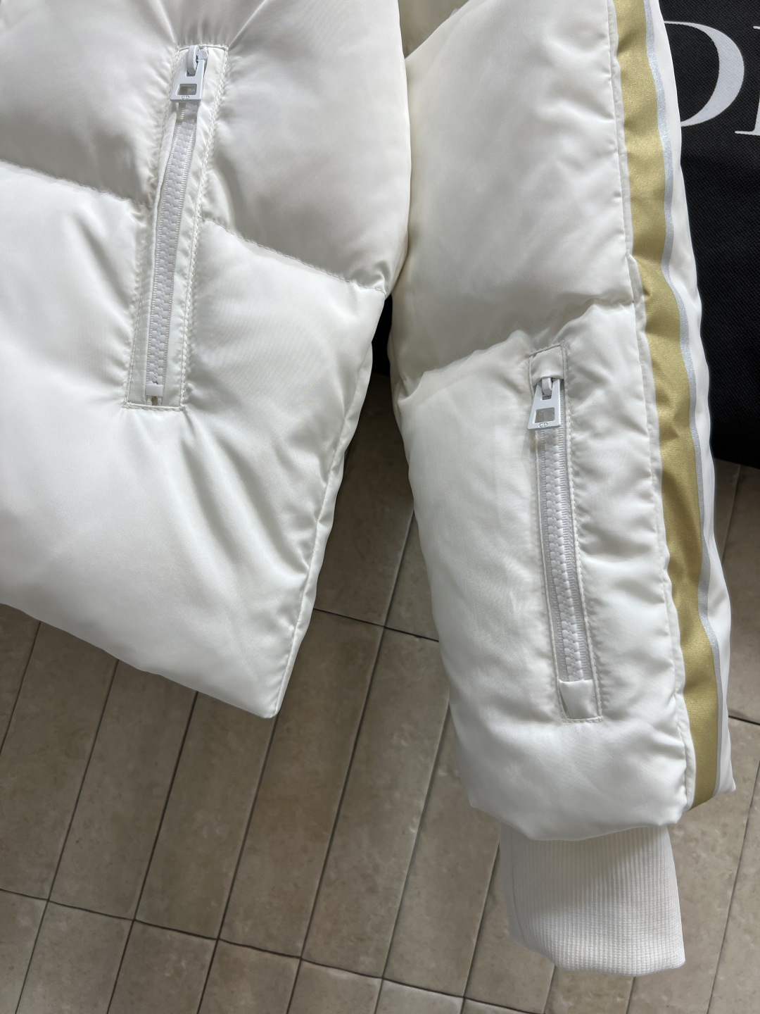 D家 25秋冬新款 金色五角星⭐️连帽立领羽绒服 前面金色条纹点缀 后背金色五角星⭐️logo图案 超有