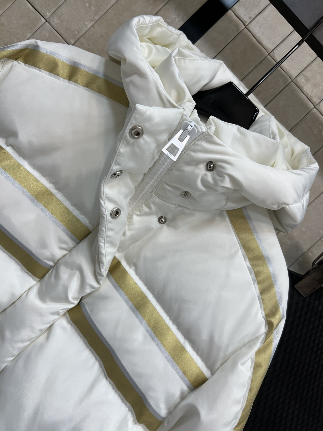 D家 25秋冬新款 金色五角星⭐️连帽立领羽绒服 前面金色条纹点缀 后背金色五角星⭐️logo图案 超有