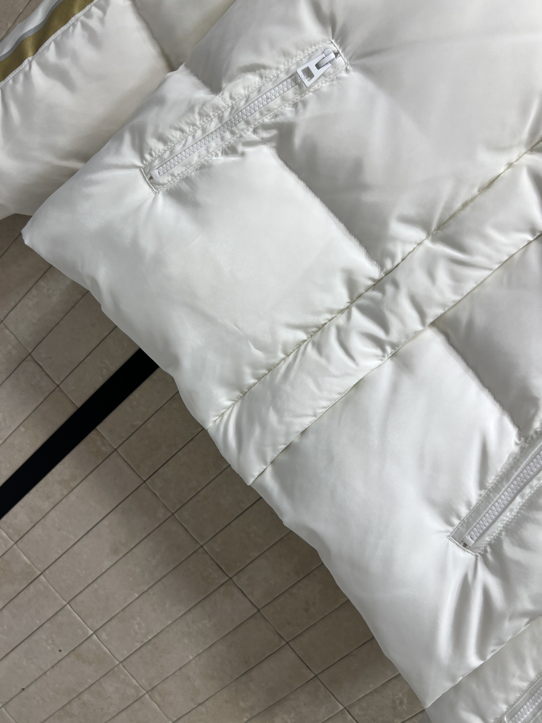 D家 25秋冬新款 金色五角星⭐️连帽立领羽绒服 前面金色条纹点缀 后背金色五角星⭐️logo图案 超有