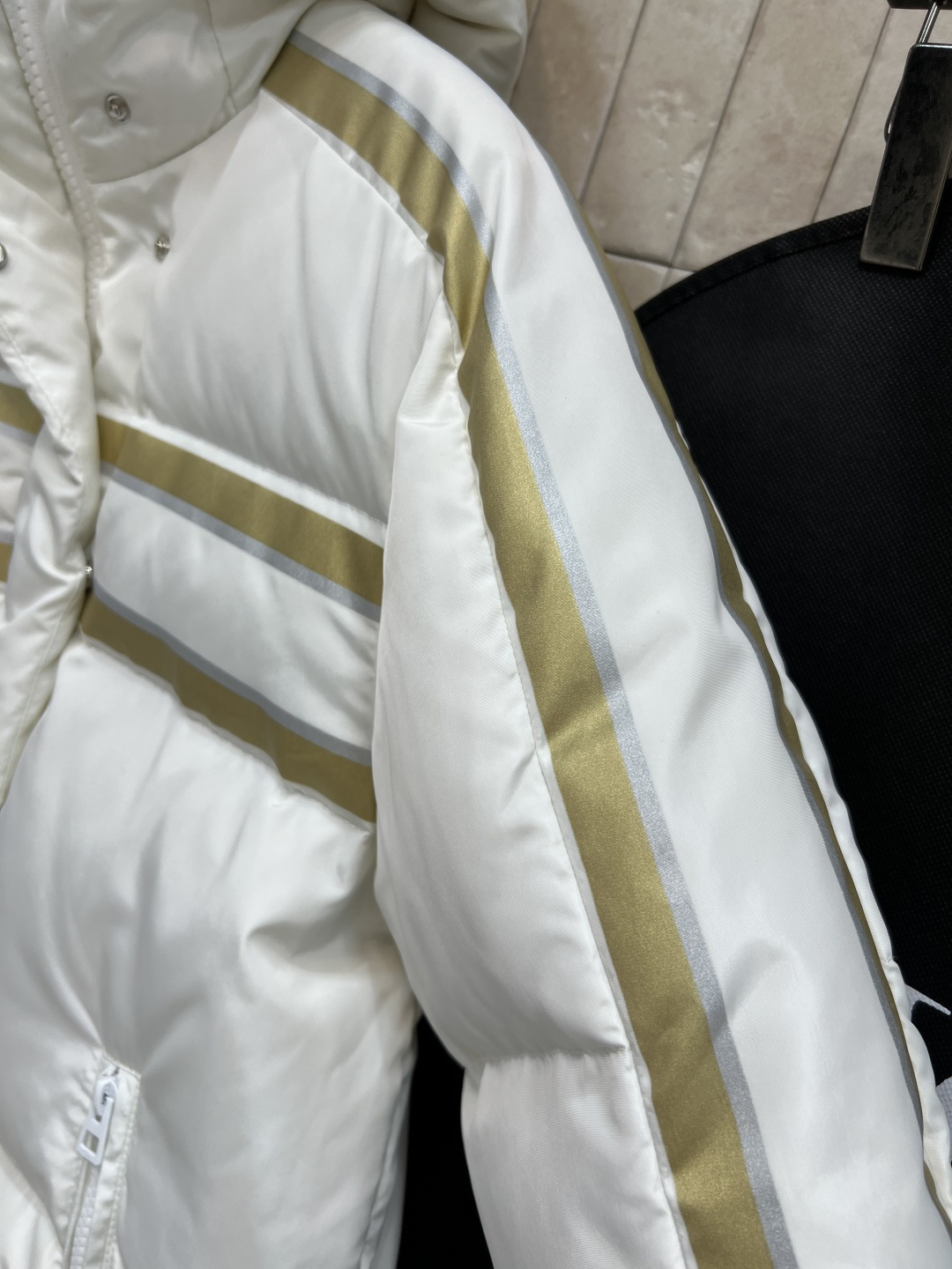 D家 25秋冬新款 金色五角星⭐️连帽立领羽绒服 前面金色条纹点缀 后背金色五角星⭐️logo图案 超有