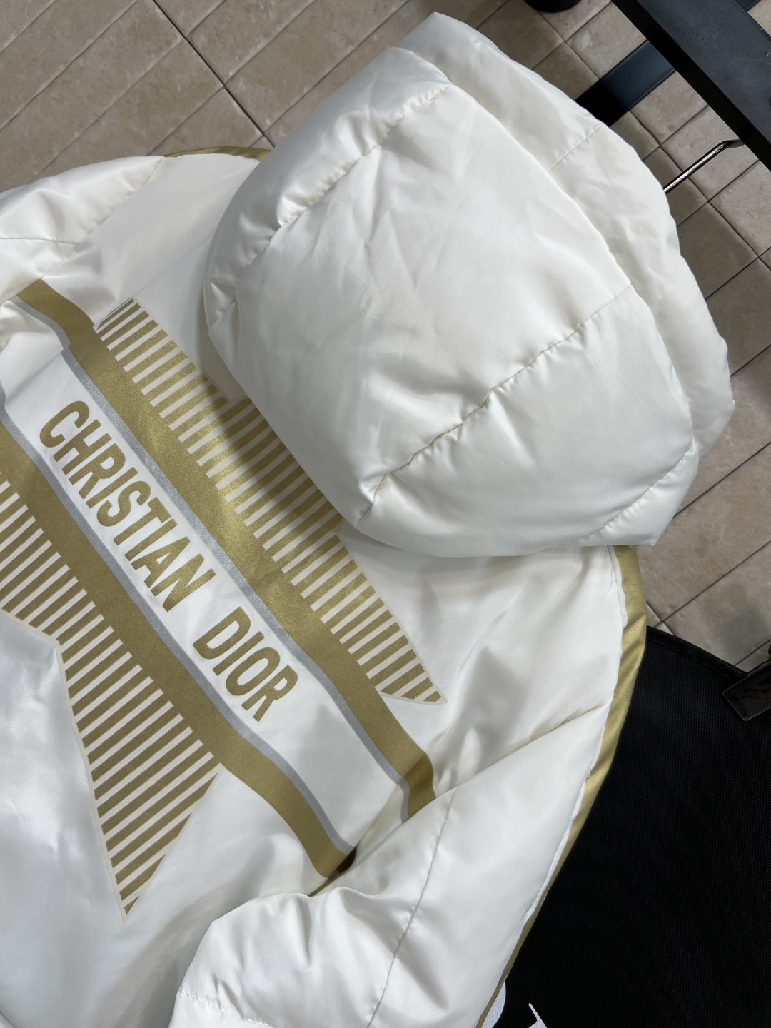 D家 25秋冬新款 金色五角星⭐️连帽立领羽绒服 前面金色条纹点缀 后背金色五角星⭐️logo图案 超有