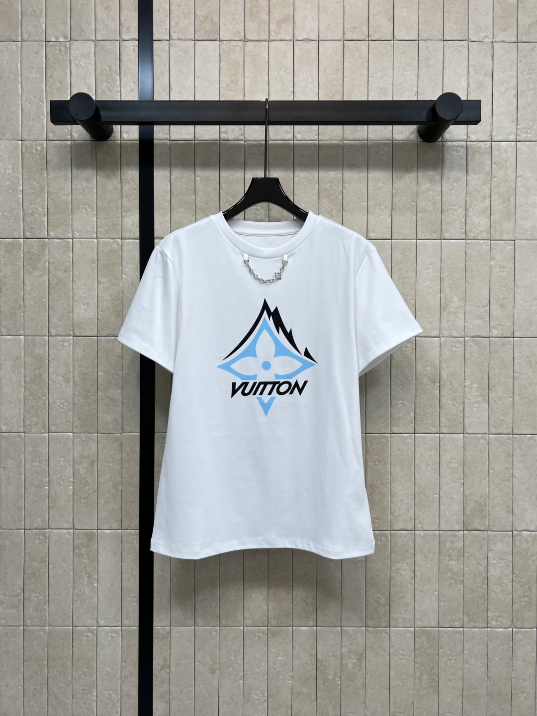 L家 26早春新款 滑雪系列短袖T恤 灵感源自滑雪运动 正面山峰+雪花图案 搭配“VUITTON” 字样