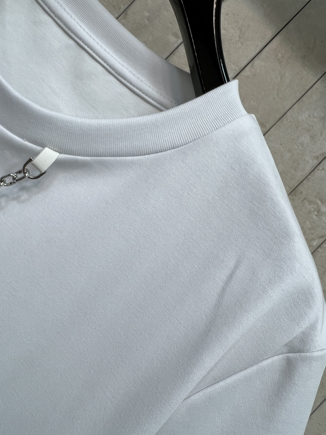 L家 26早春新款 滑雪系列短袖T恤 灵感源自滑雪运动 正面山峰+雪花图案 搭配“VUITTON” 字样