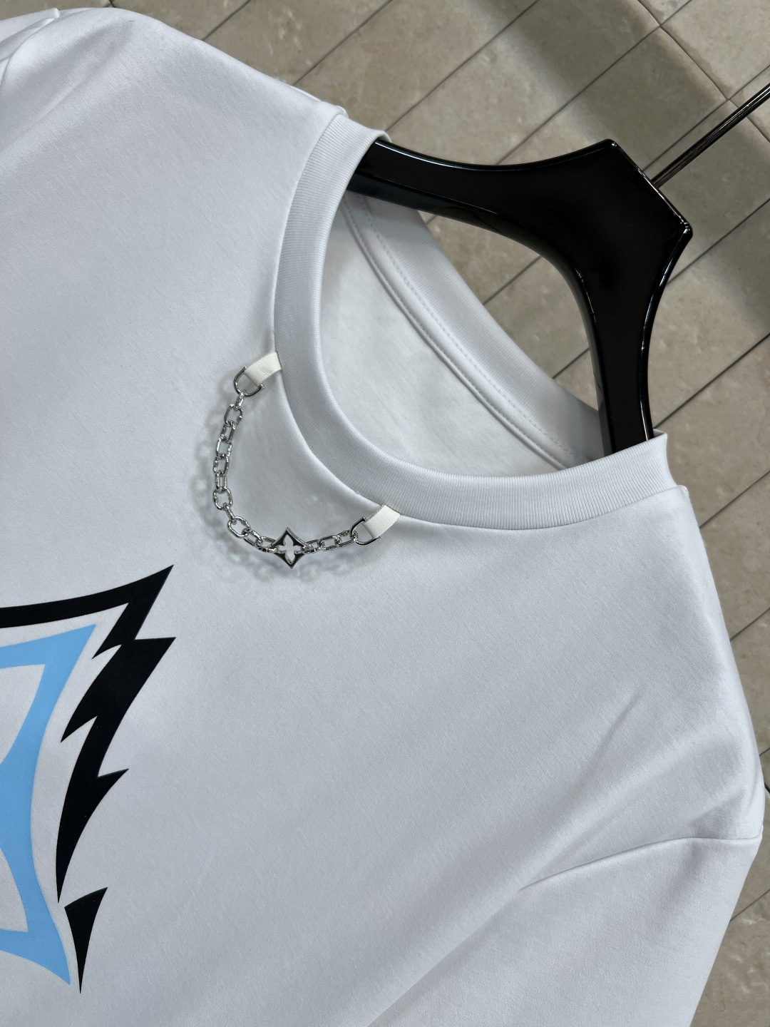 L家 26早春新款 滑雪系列短袖T恤 灵感源自滑雪运动 正面山峰+雪花图案 搭配“VUITTON” 字样