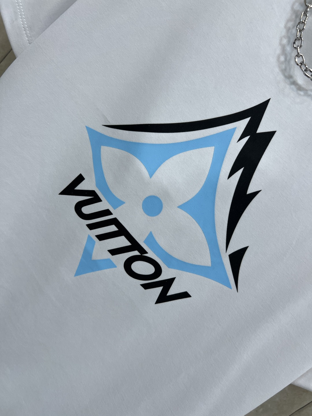 L家 26早春新款 滑雪系列短袖T恤 灵感源自滑雪运动 正面山峰+雪花图案 搭配“VUITTON” 字样