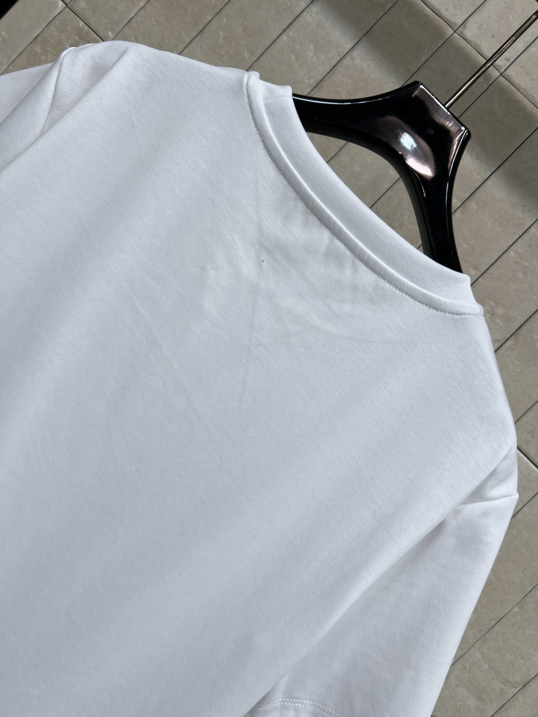 L家 26早春新款 滑雪系列短袖T恤 灵感源自滑雪运动 正面山峰+雪花图案 搭配“VUITTON” 字样