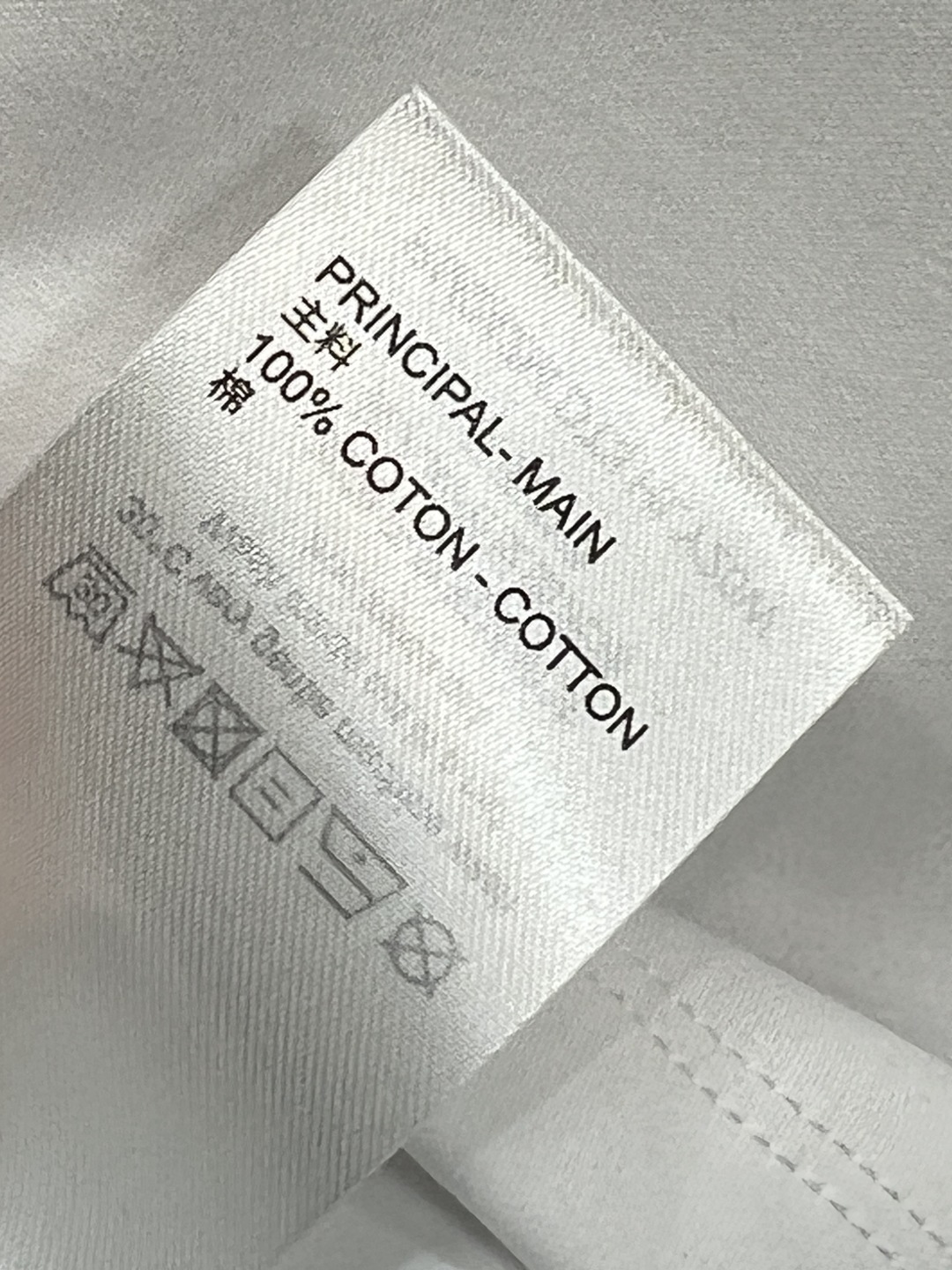 L家 26早春新款 滑雪系列短袖T恤 灵感源自滑雪运动 正面山峰+雪花图案 搭配“VUITTON” 字样