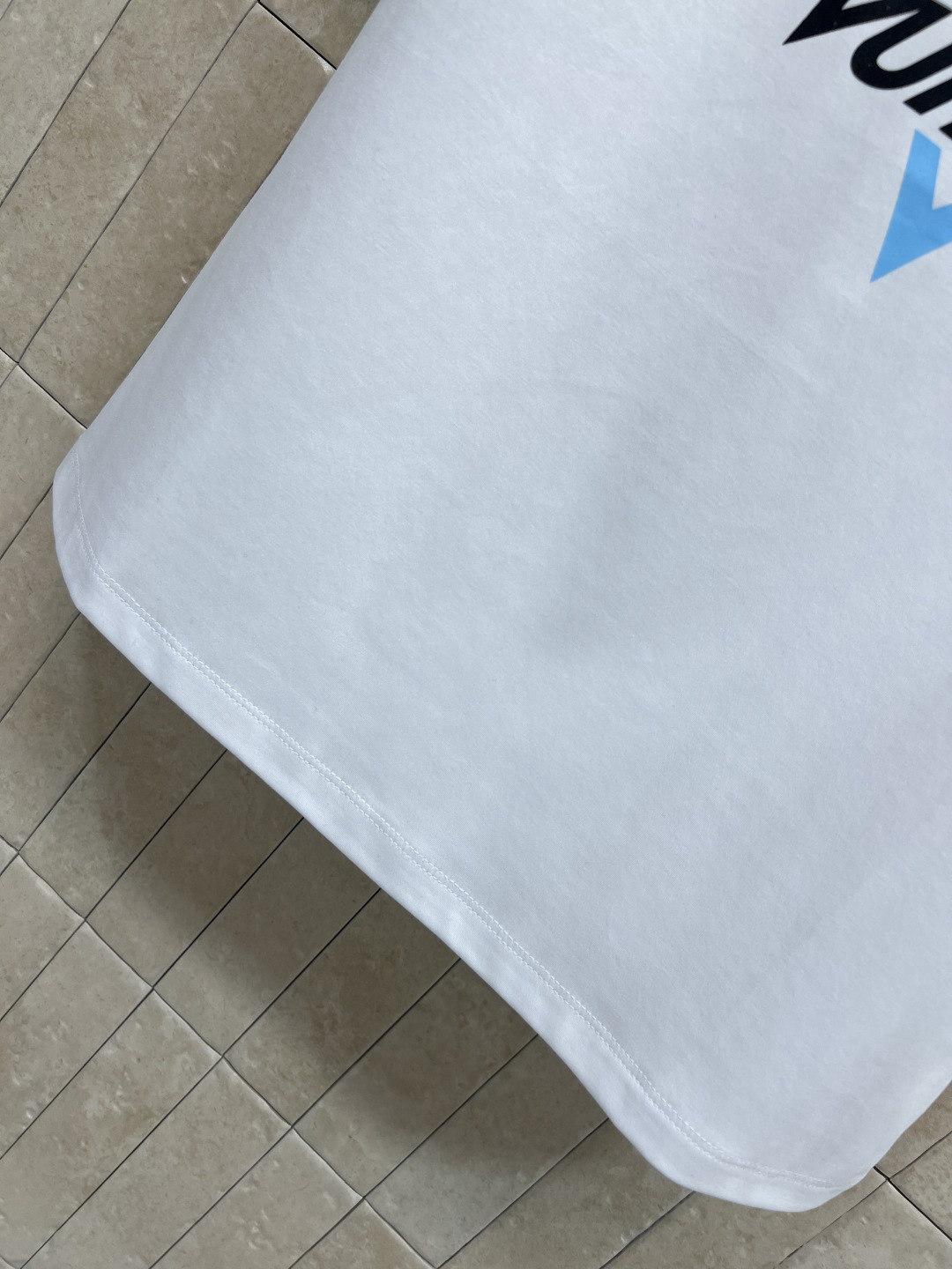 L家 26早春新款 滑雪系列短袖T恤 灵感源自滑雪运动 正面山峰+雪花图案 搭配“VUITTON” 字样