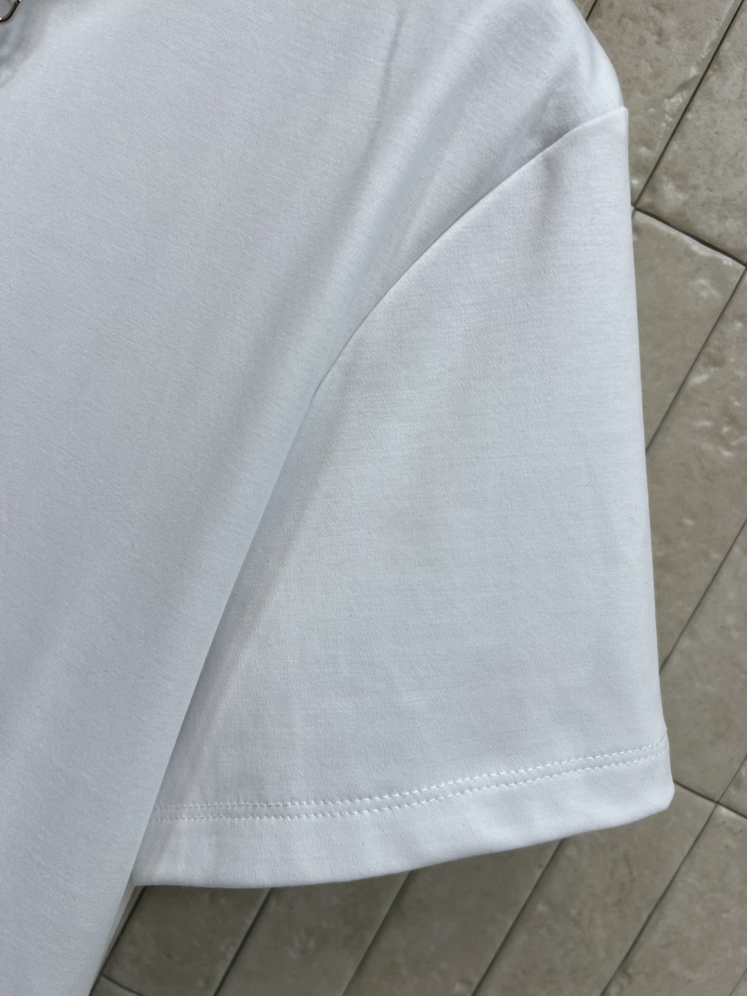 L家 26早春新款 滑雪系列短袖T恤 灵感源自滑雪运动 正面山峰+雪花图案 搭配“VUITTON” 字样