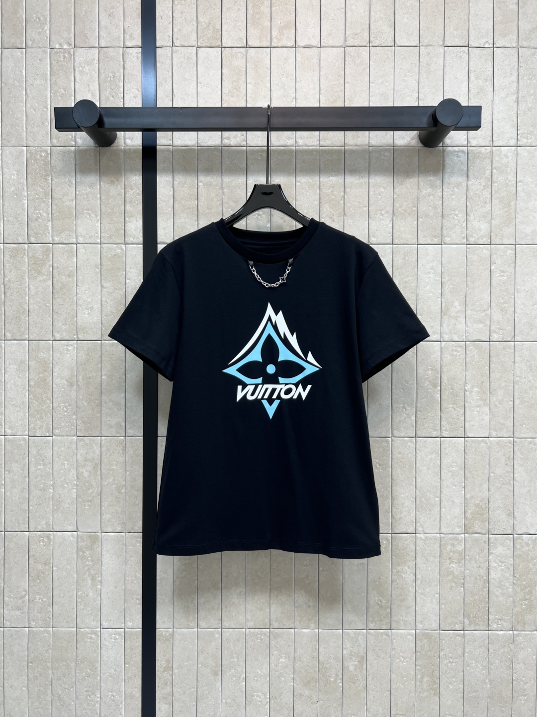 L家 26早春新款 滑雪系列短袖T恤 灵感源自滑雪运动 正面山峰+雪花图案 搭配“VUITTON” 字样