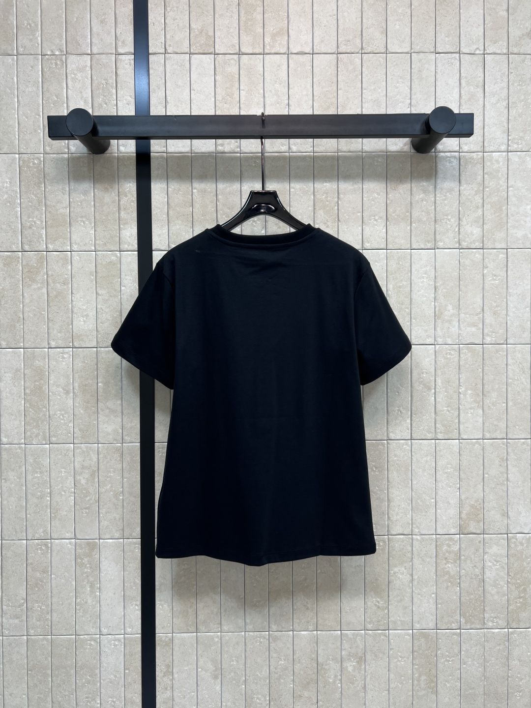 L家 26早春新款 滑雪系列短袖T恤 灵感源自滑雪运动 正面山峰+雪花图案 搭配“VUITTON” 字样