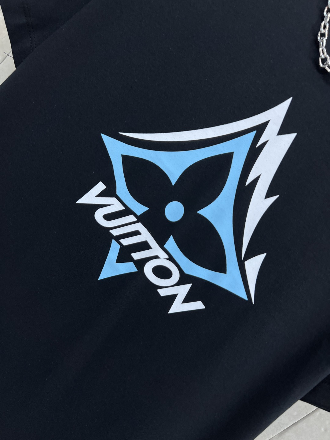 L家 26早春新款 滑雪系列短袖T恤 灵感源自滑雪运动 正面山峰+雪花图案 搭配“VUITTON” 字样