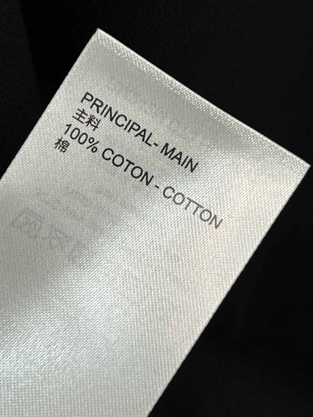 L家 26早春新款 滑雪系列短袖T恤 灵感源自滑雪运动 正面山峰+雪花图案 搭配“VUITTON” 字样