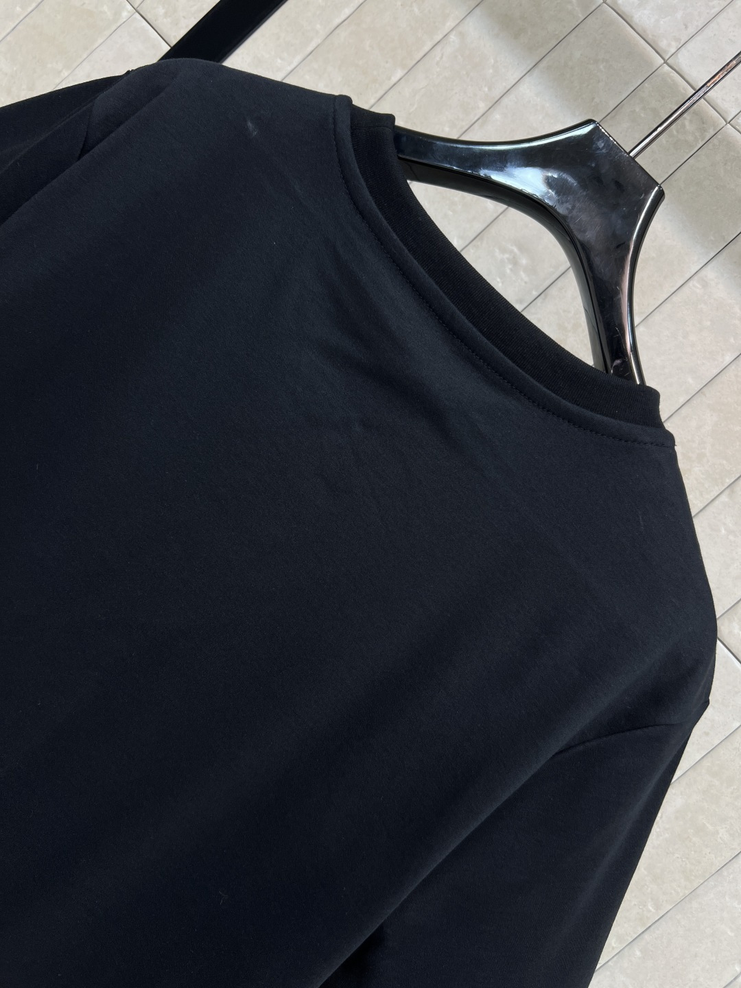 L家 26早春新款 滑雪系列短袖T恤 灵感源自滑雪运动 正面山峰+雪花图案 搭配“VUITTON” 字样