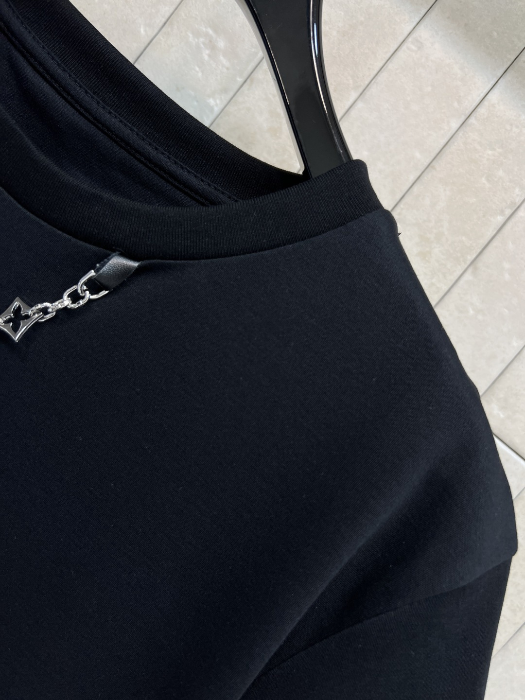 L家 26早春新款 滑雪系列短袖T恤 灵感源自滑雪运动 正面山峰+雪花图案 搭配“VUITTON” 字样