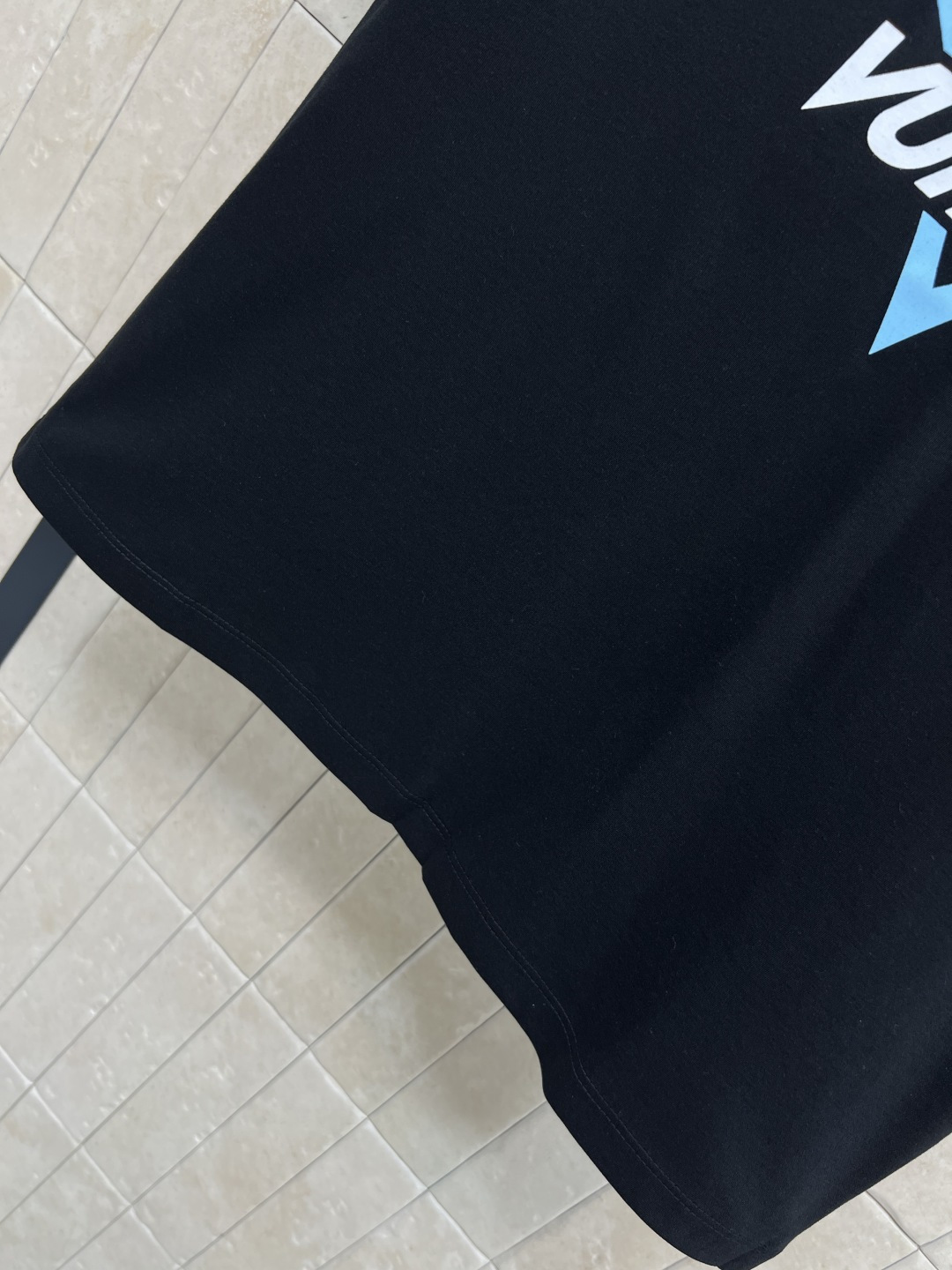 L家 26早春新款 滑雪系列短袖T恤 灵感源自滑雪运动 正面山峰+雪花图案 搭配“VUITTON” 字样