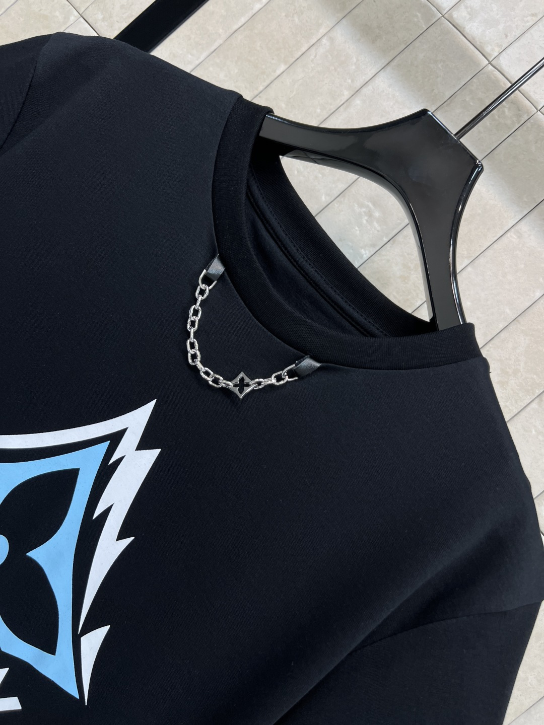 L家 26早春新款 滑雪系列短袖T恤 灵感源自滑雪运动 正面山峰+雪花图案 搭配“VUITTON” 字样