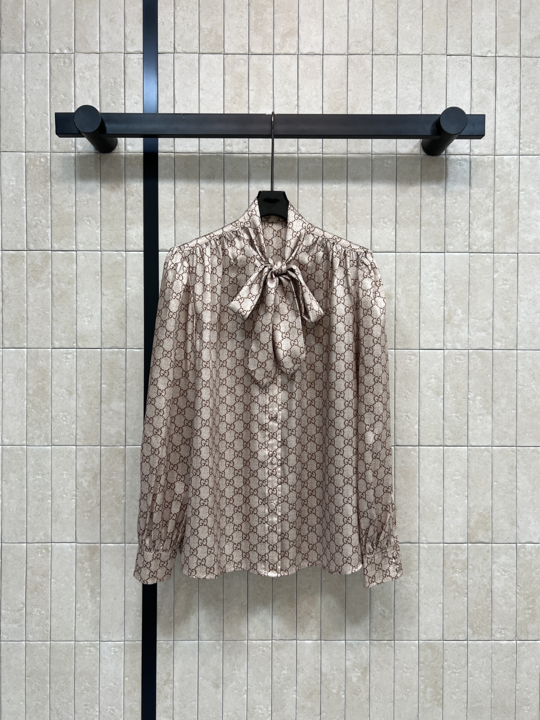 G家 25秋冬新款 GG印花系带衬衫 经典双G图案+飘带蝴蝶结 优雅又有辨识度 轻薄面料 柔软垂坠 初秋