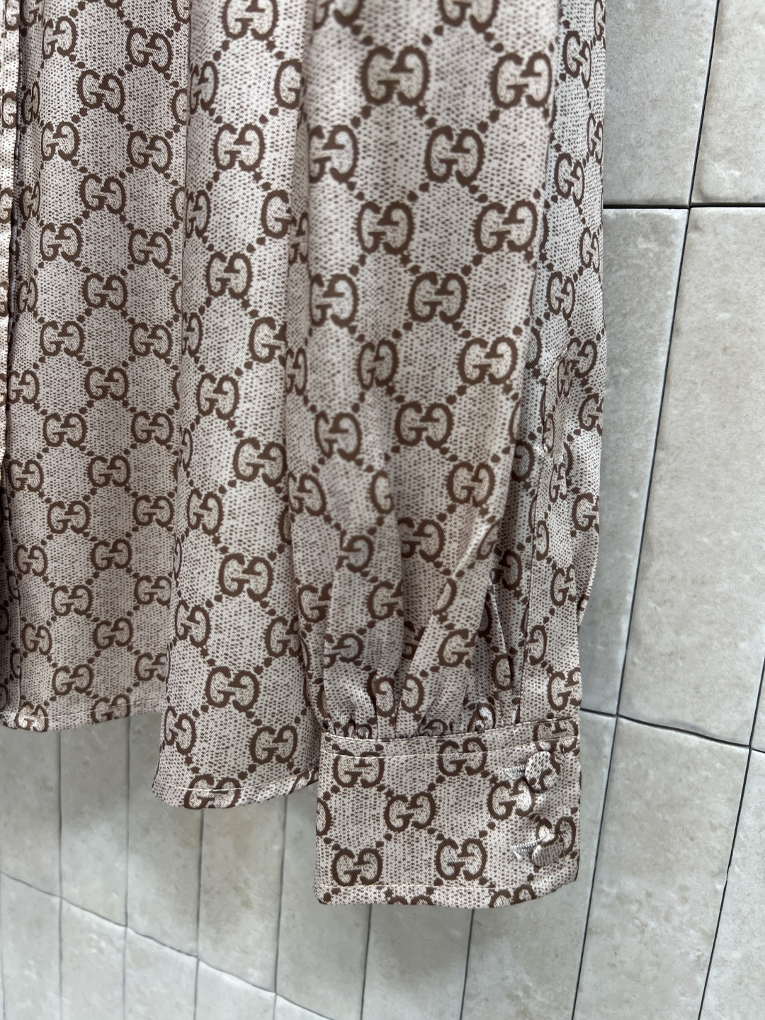 G家 25秋冬新款 GG印花系带衬衫 经典双G图案+飘带蝴蝶结 优雅又有辨识度 轻薄面料 柔软垂坠 初秋