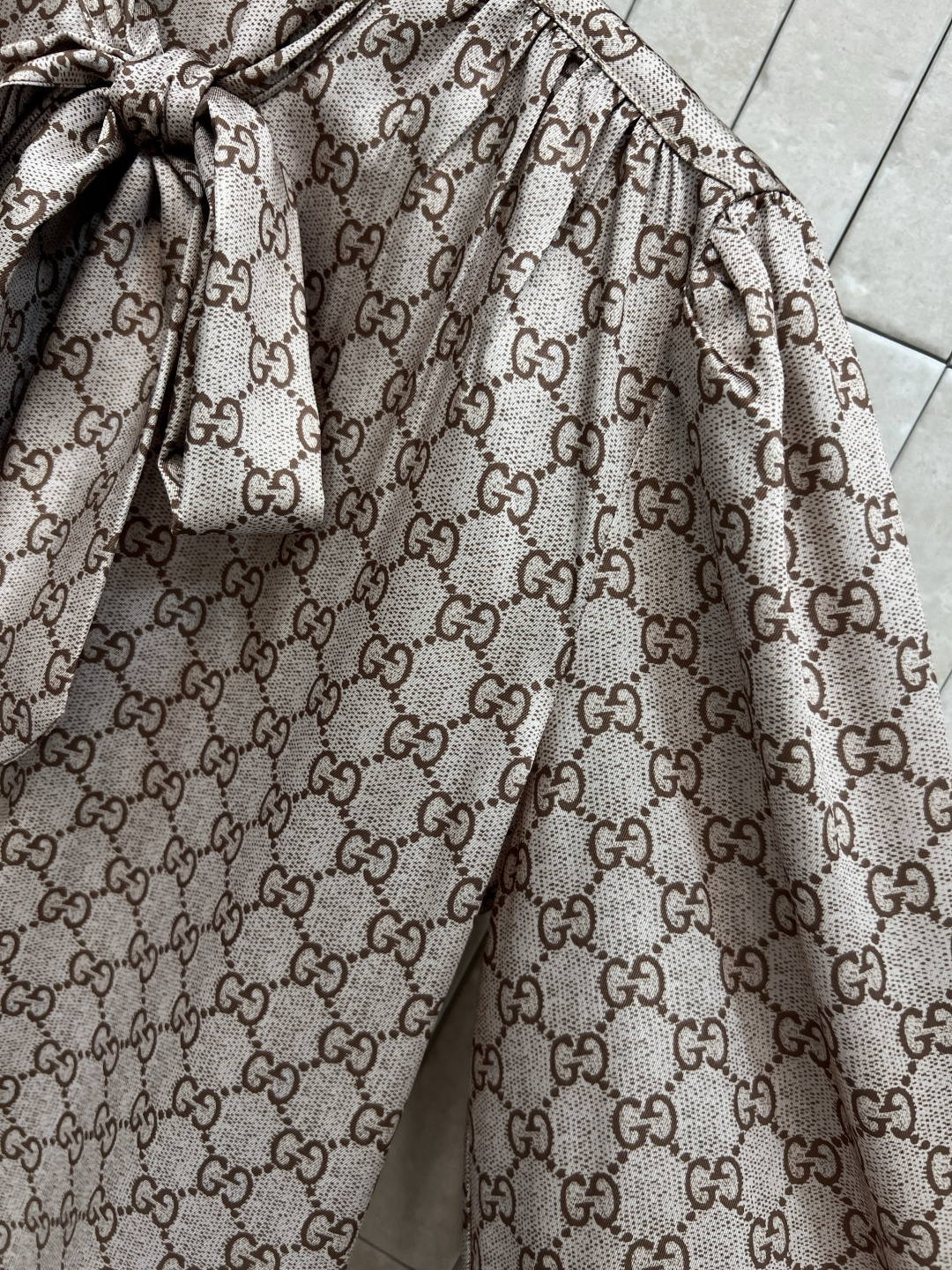 G家 25秋冬新款 GG印花系带衬衫 经典双G图案+飘带蝴蝶结 优雅又有辨识度 轻薄面料 柔软垂坠 初秋