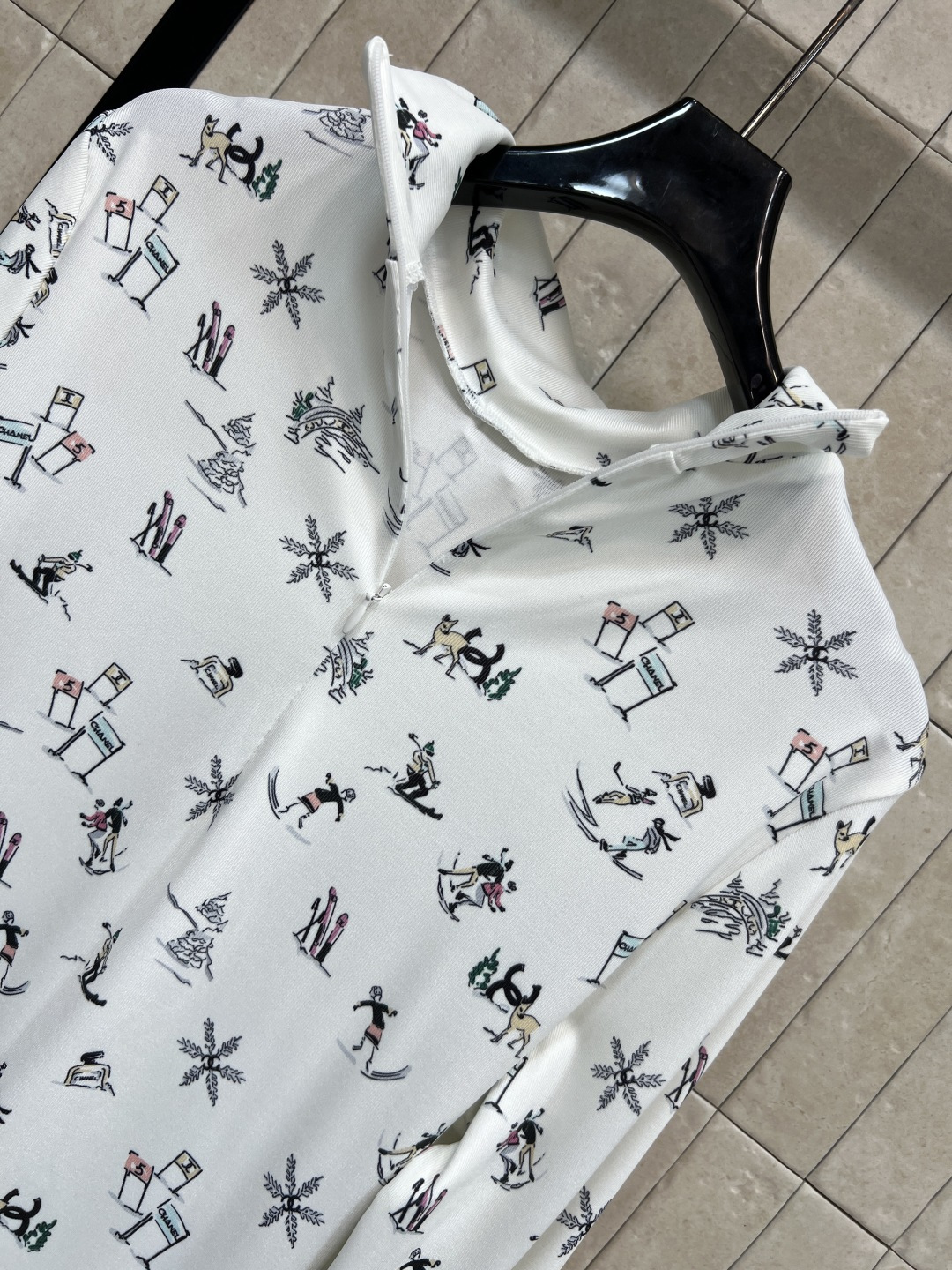 小香家 25秋冬新款 滑雪印花高领打底衫 柔软弹力面料 贴身舒适 高领设计+满印滑雪板、雪花冬日雪场氛围