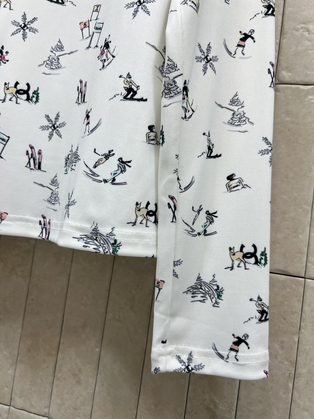 小香家 25秋冬新款 滑雪印花高领打底衫 柔软弹力面料 贴身舒适 高领设计+满印滑雪板、雪花冬日雪场氛围