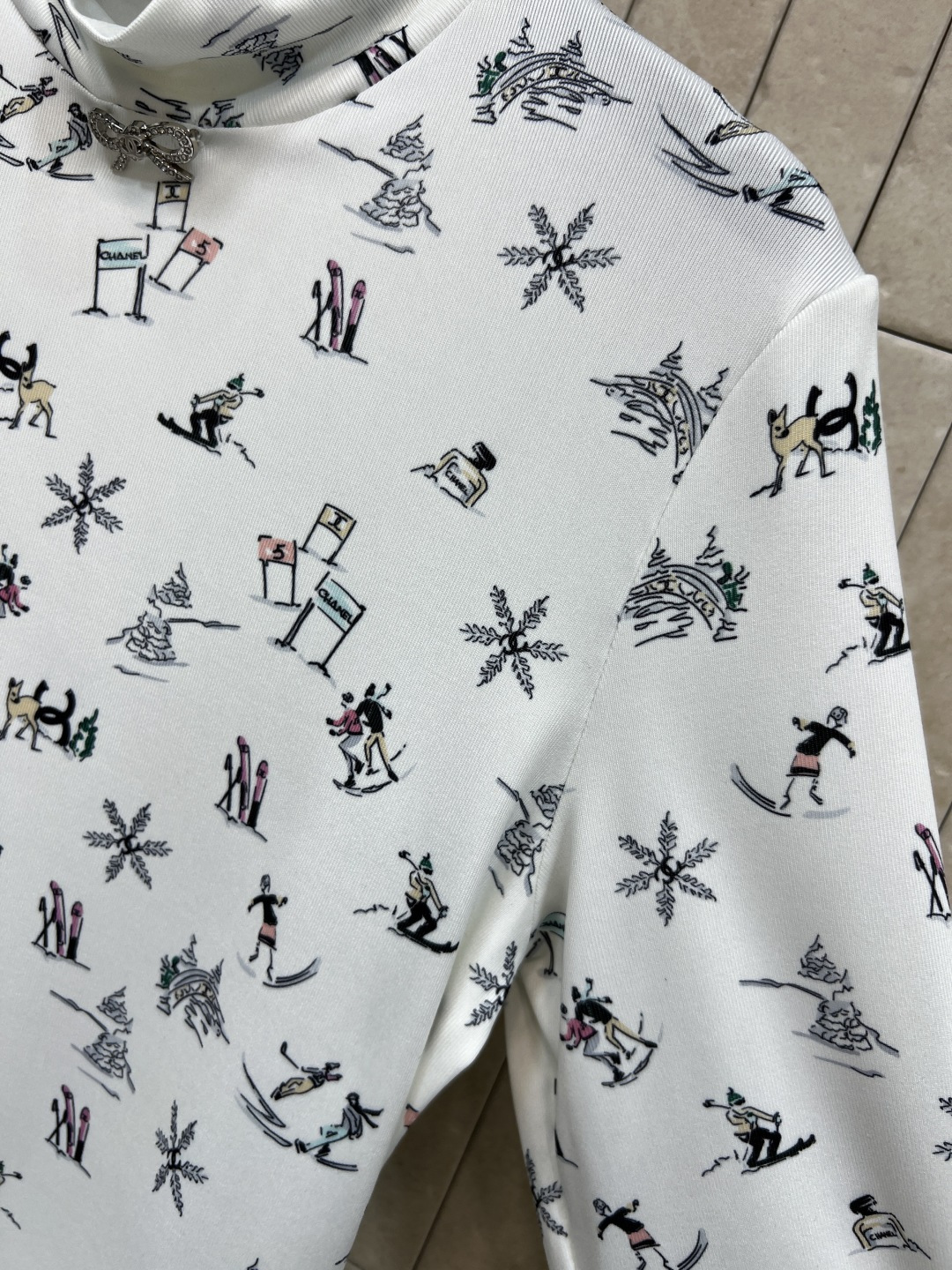 小香家 25秋冬新款 滑雪印花高领打底衫 柔软弹力面料 贴身舒适 高领设计+满印滑雪板、雪花冬日雪场氛围