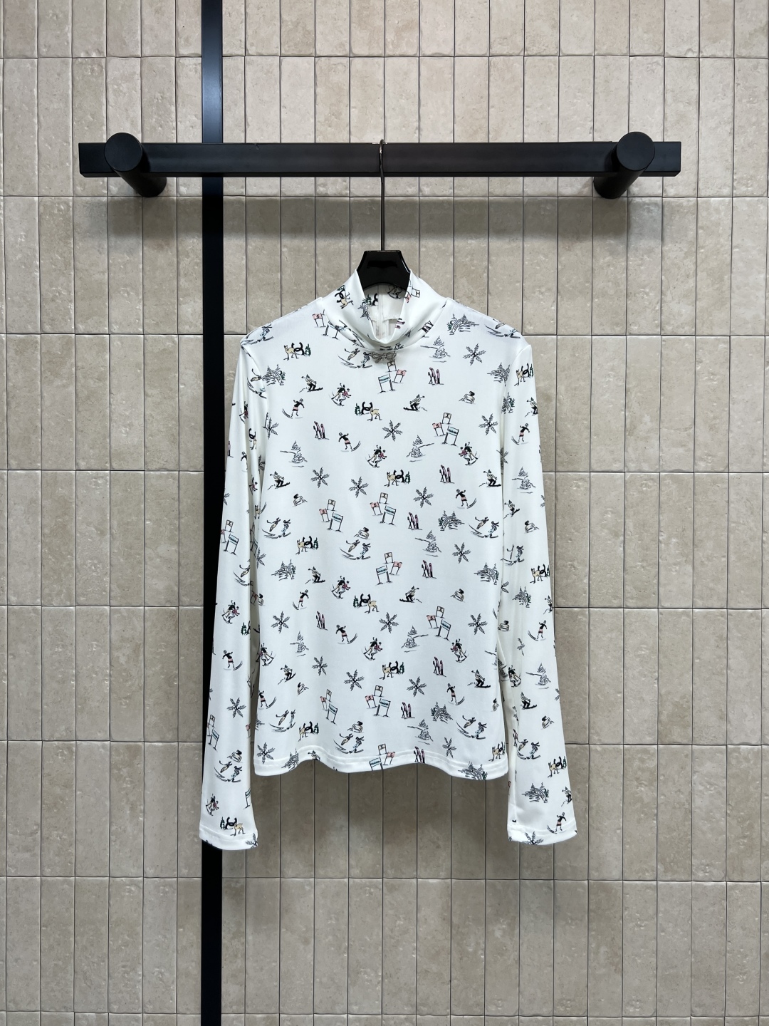 小香家 25秋冬新款 滑雪印花高领打底衫 柔软弹力面料 贴身舒适 高领设计+满印滑雪板、雪花冬日雪场氛围