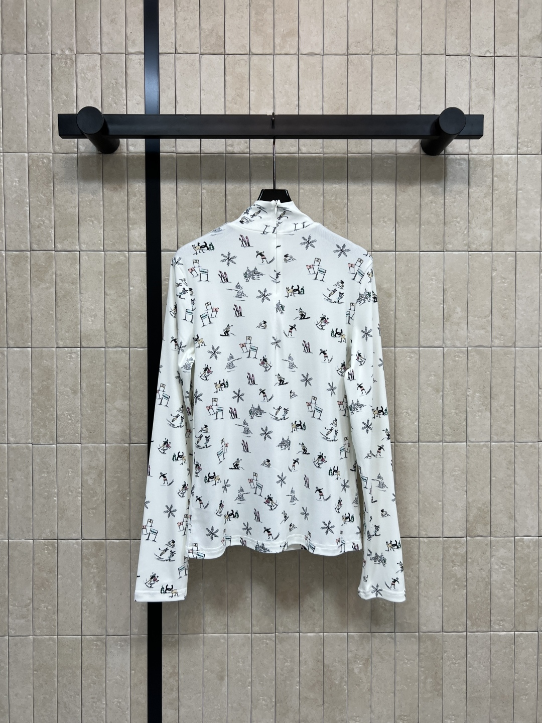 小香家 25秋冬新款 滑雪印花高领打底衫 柔软弹力面料 贴身舒适 高领设计+满印滑雪板、雪花冬日雪场氛围