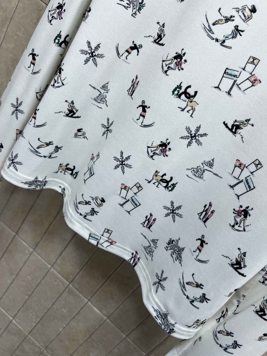 小香家 25秋冬新款 滑雪印花高领打底衫 柔软弹力面料 贴身舒适 高领设计+满印滑雪板、雪花冬日雪场氛围