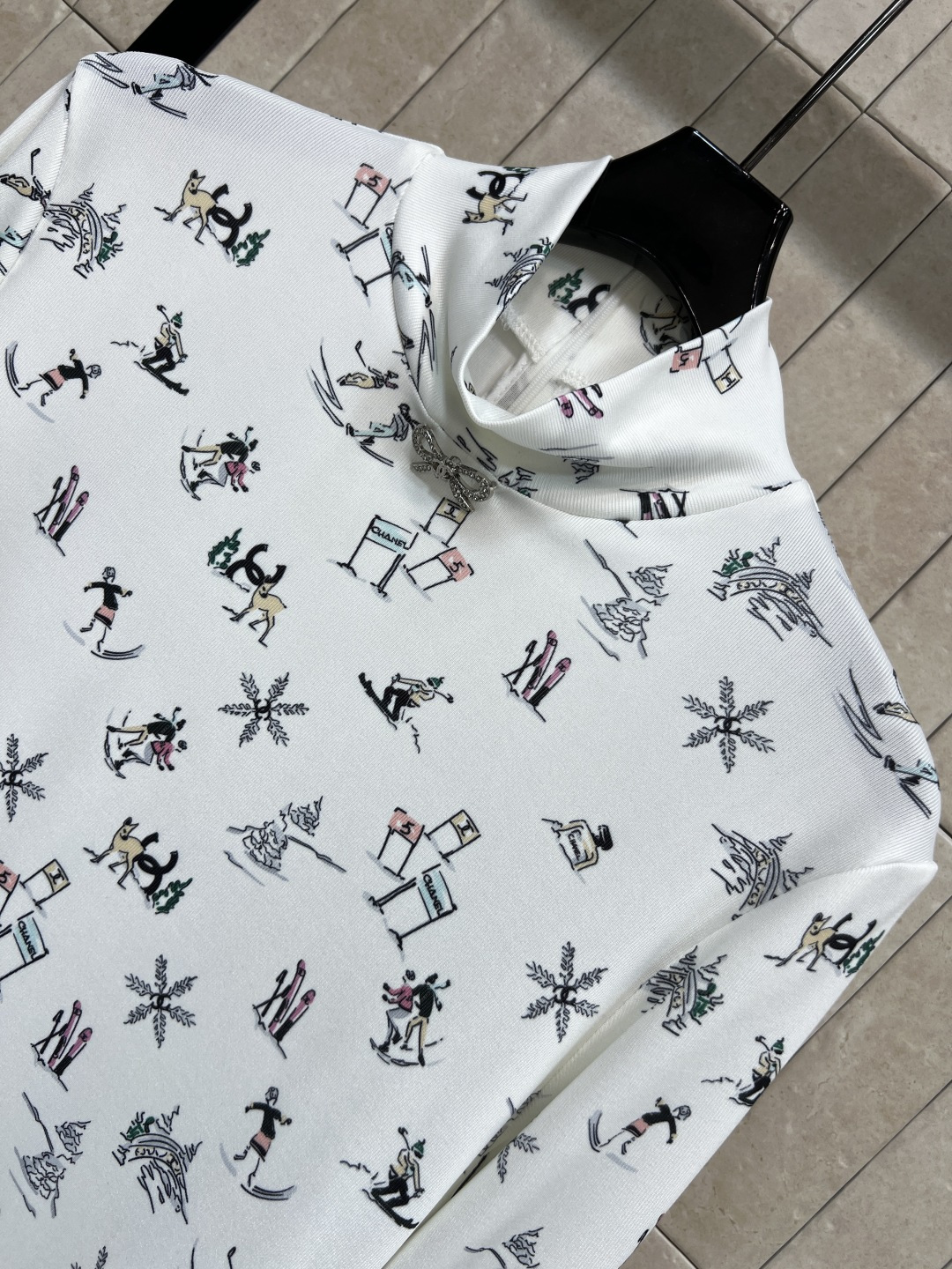小香家 25秋冬新款 滑雪印花高领打底衫 柔软弹力面料 贴身舒适 高领设计+满印滑雪板、雪花冬日雪场氛围