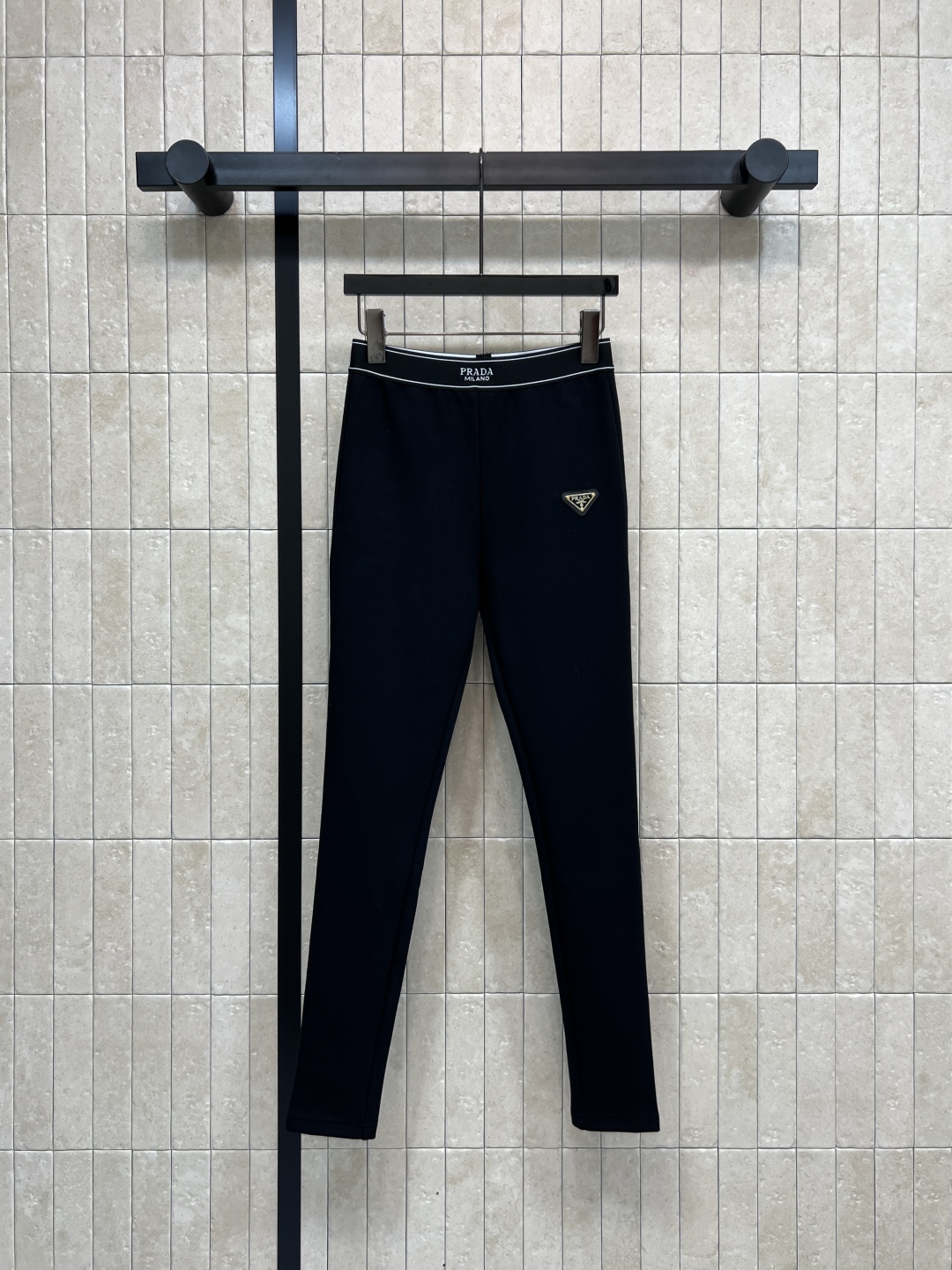 PD家 25秋冬新款 松紧腰字母logo织带打底裤 织带拼接黑色打底裤 日常显瘦百搭单品 松紧腰身设计 