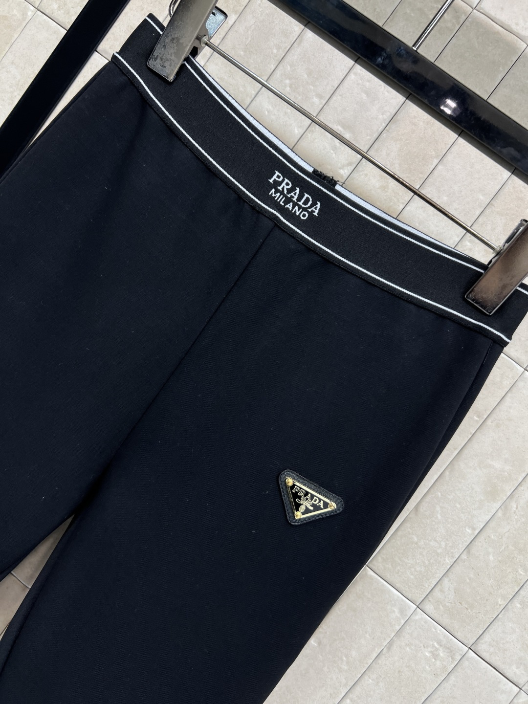 PD家 25秋冬新款 松紧腰字母logo织带打底裤 织带拼接黑色打底裤 日常显瘦百搭单品 松紧腰身设计 