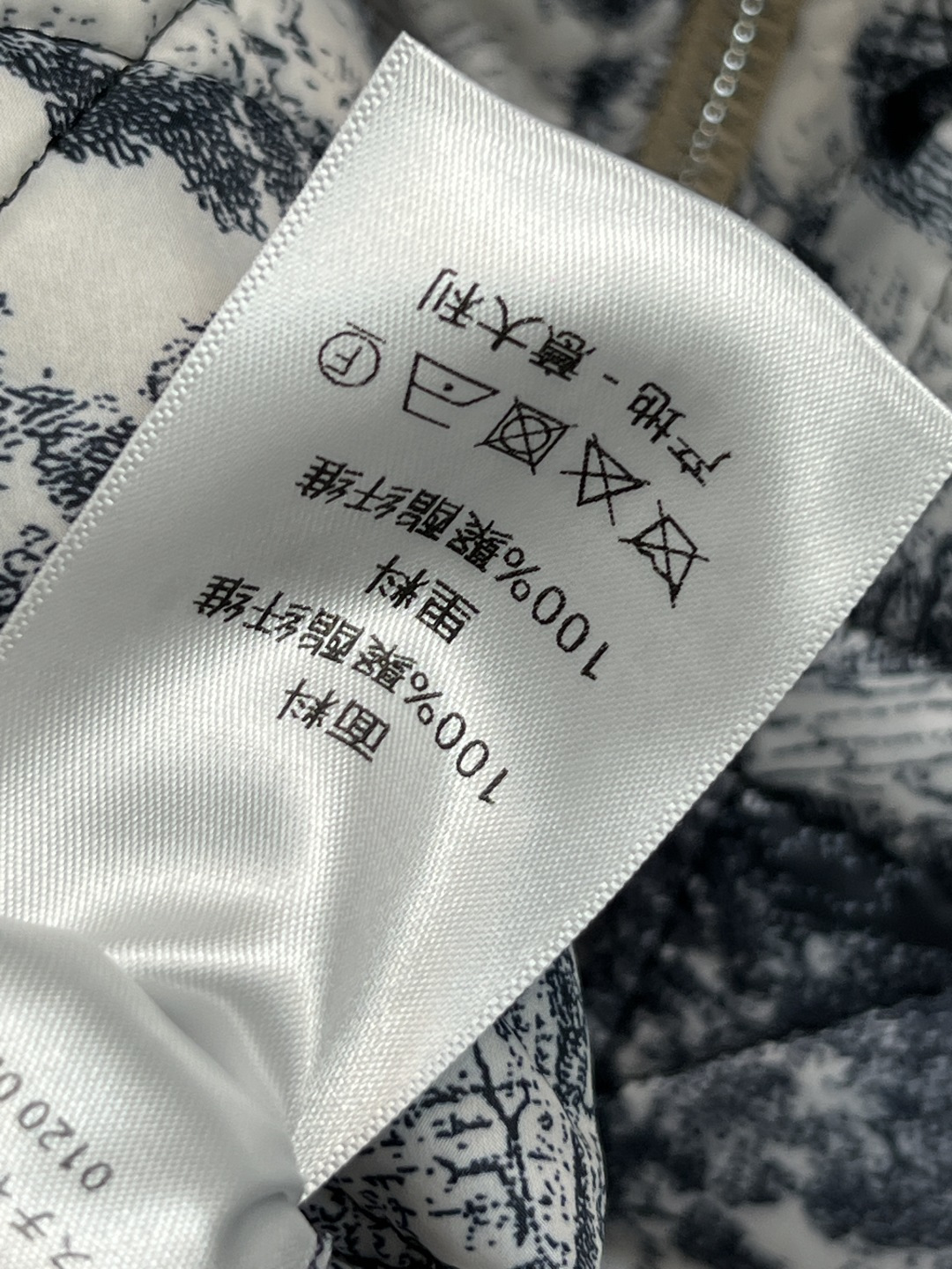 D家 25秋冬新款 双面穿翻领提花棉服夹克外套 一衣两穿 一面是经典卡其色工装设计 另一面是经典动物丛林